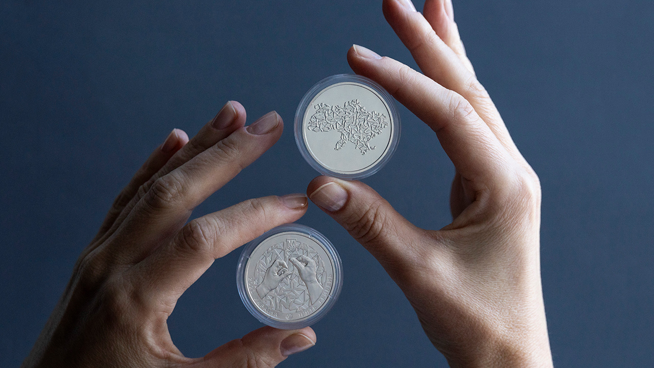 NBU Issues New Commemorative Coin to Celebrate Ukrainian Volunteers (2)