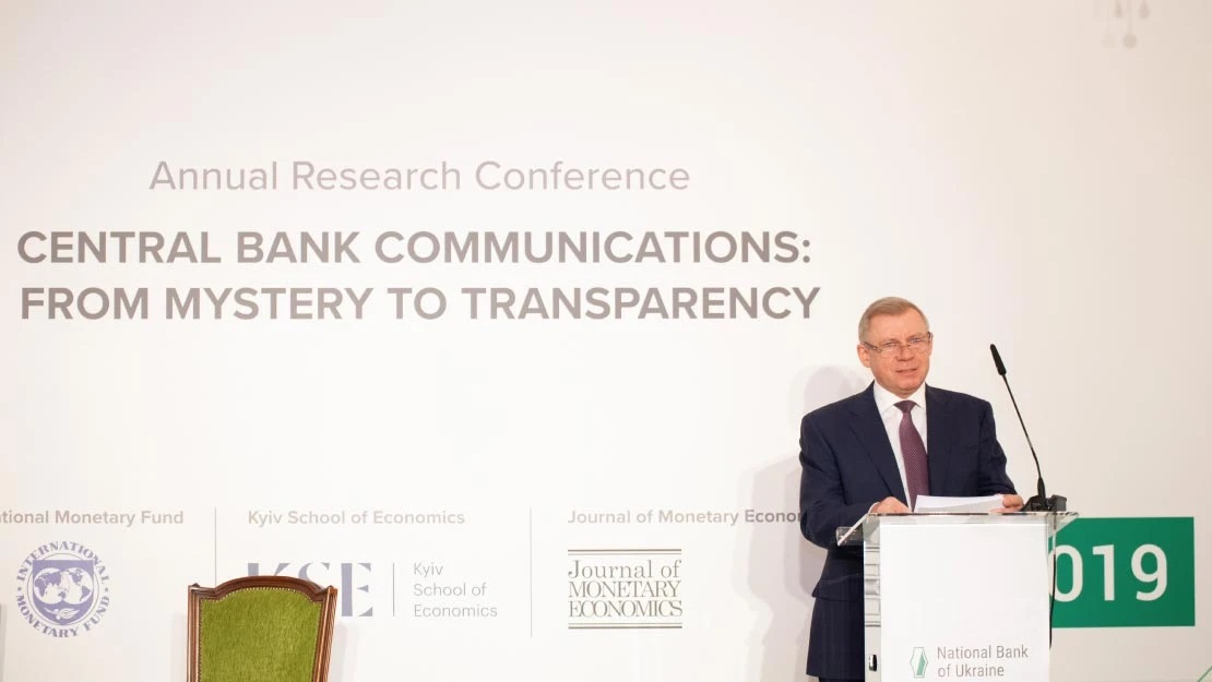 Central Bank Communications: From Mystery to Transparency. Five Key Issues of Central Bank Communications with the Public