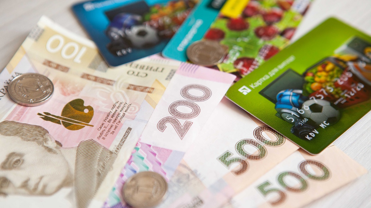 Українці дедалі менше коштів отримують готівкою з платіжних карток