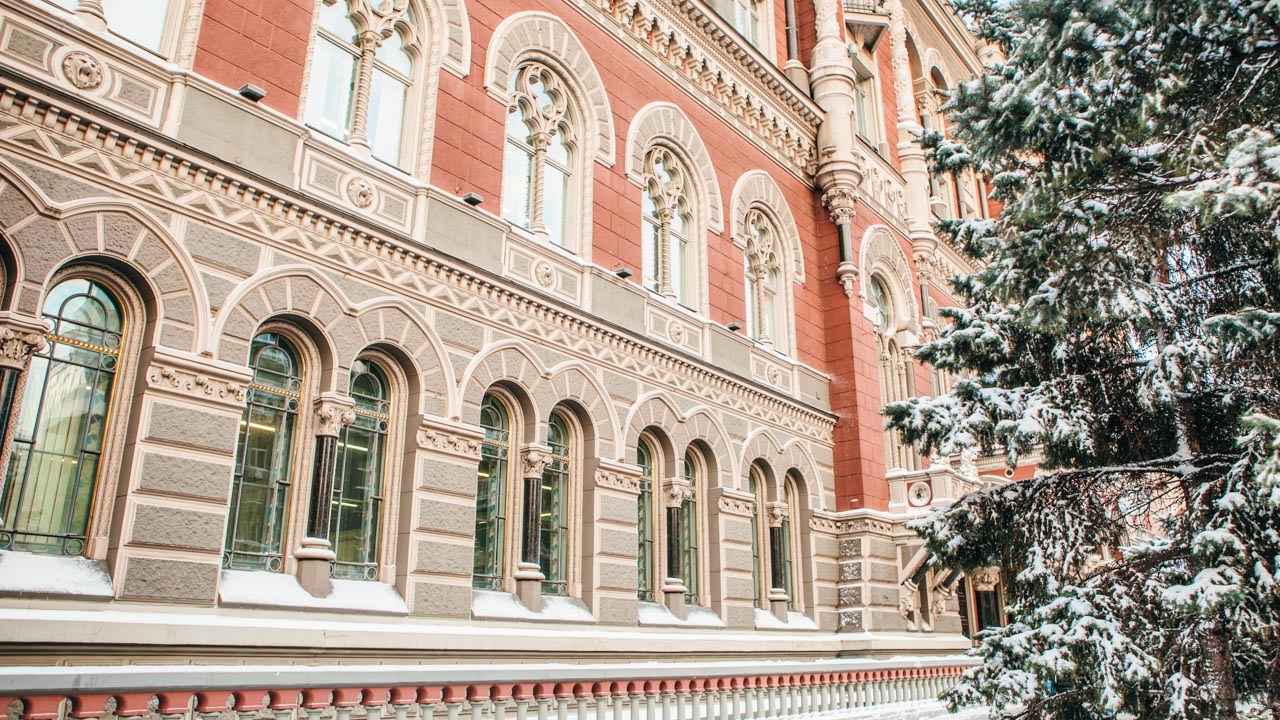 Двом страховим компаніям поновлено ліцензії