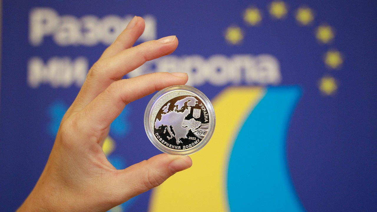 Презентовано пам’ятні монети "Надання статусу країни-кандидата на членство в ЄС" (2)